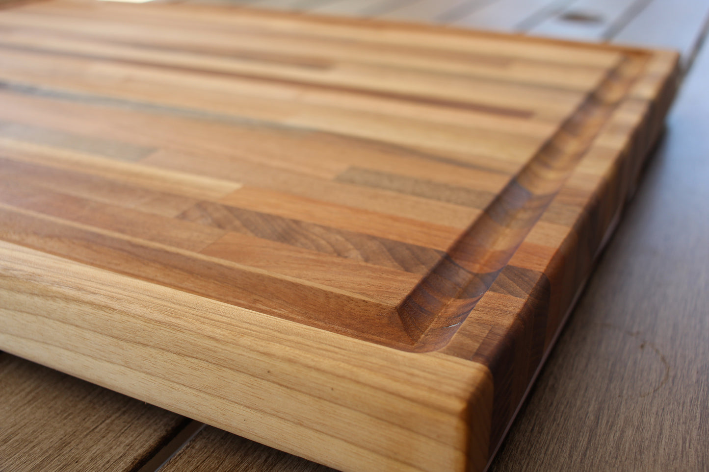 Walnut Chopping Block XL - Edge Grain